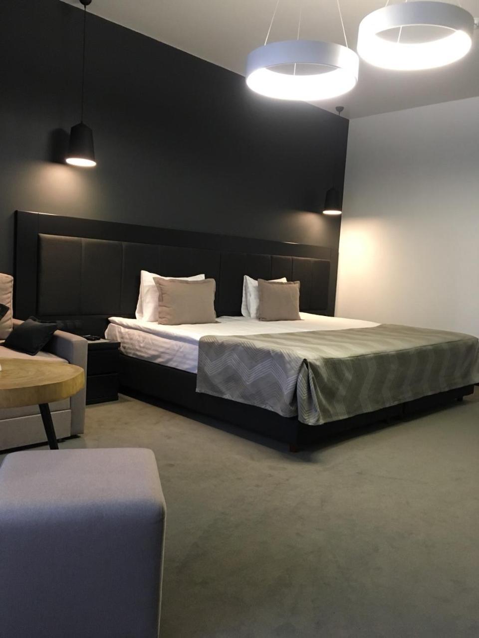 Sobi Hotel ヴィーシュホロド エクステリア 写真
